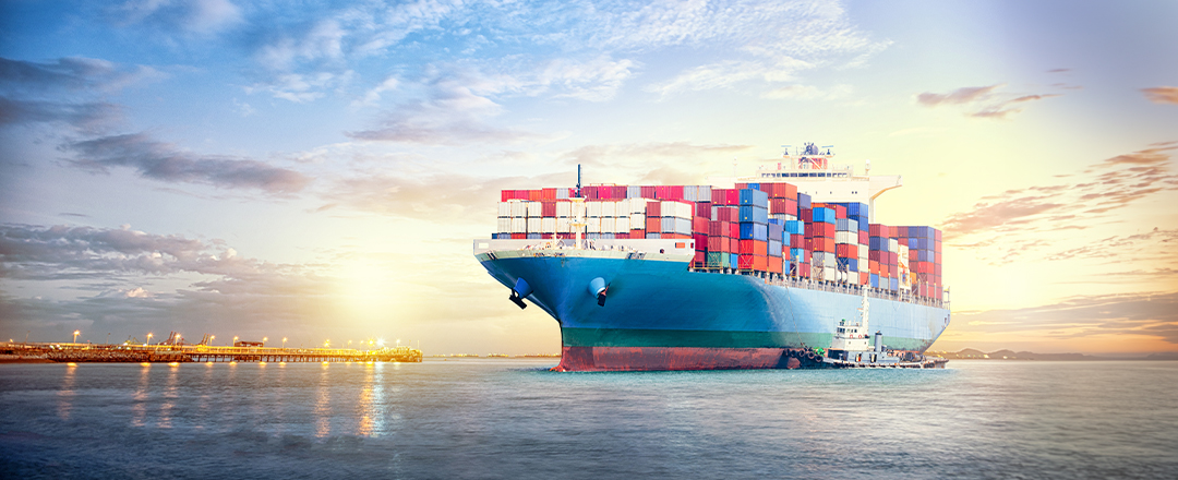 Frachtschiff im Hafen von Dubai